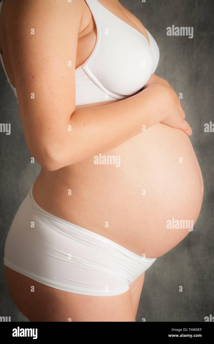 Mujer embarazada con ropa interior, Mallorca Fotografía de stock - Alamy