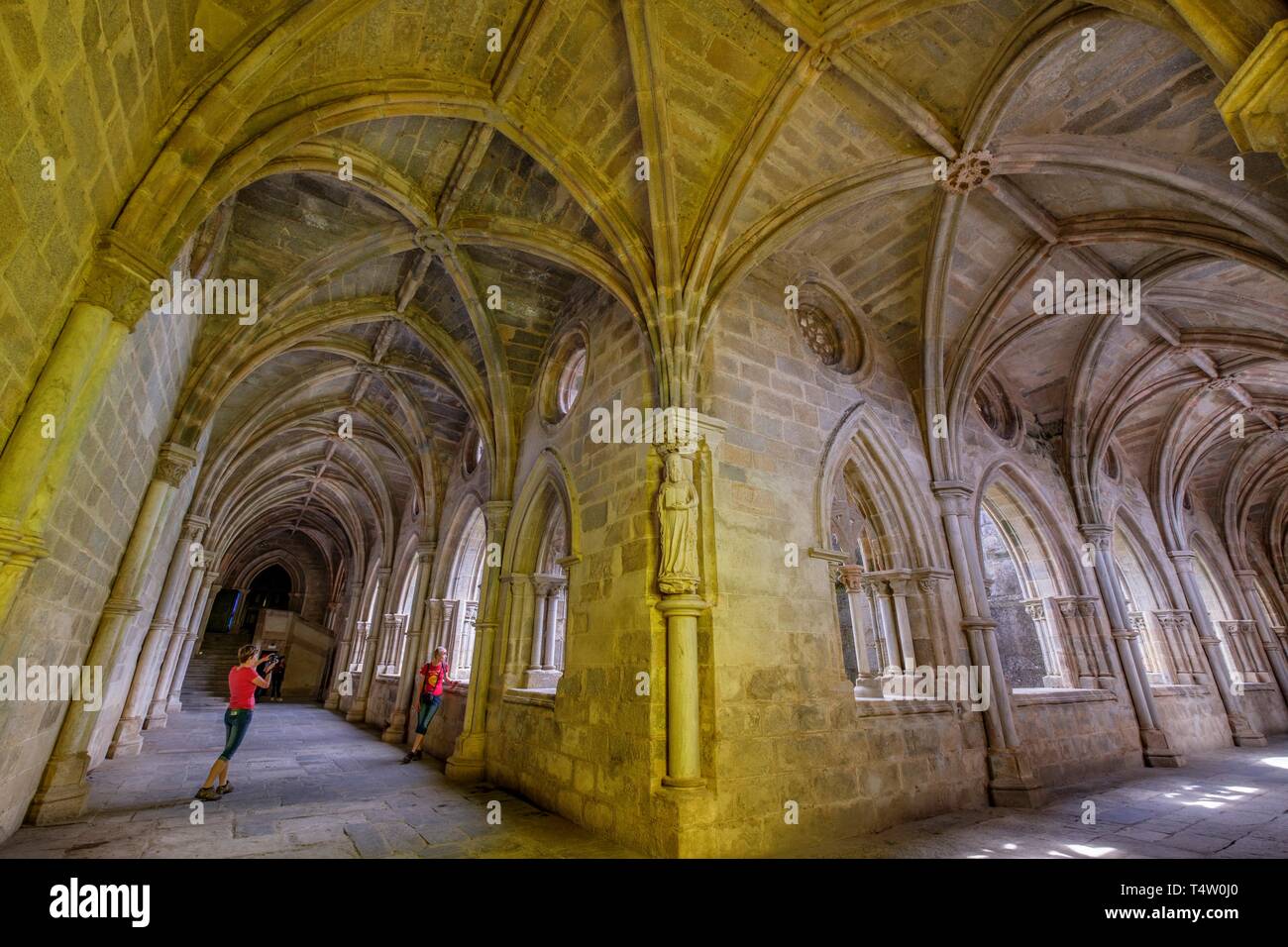 El claustro, construido entre 1317 y 1340, de estilo gótico, la ...