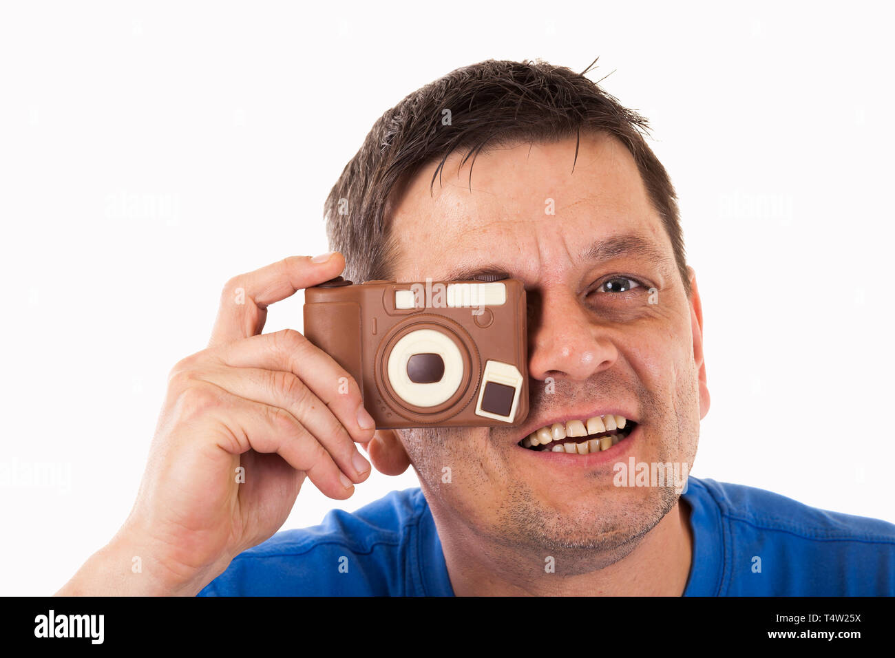 Un hombre fotografiado con una cámara hecha de chocolate, aislado Foto de stock