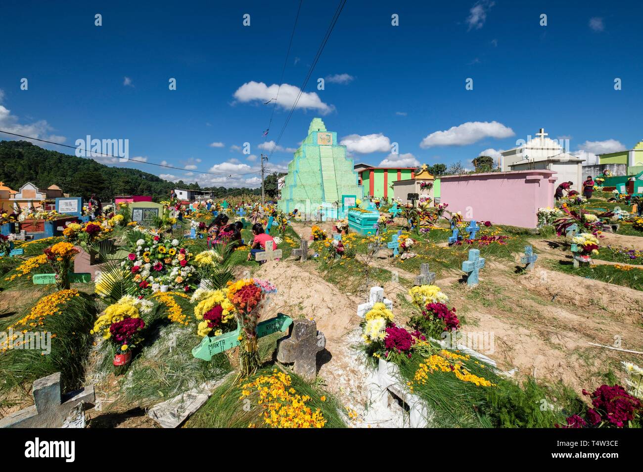 Tumbas de colores, la celebracion del dia de muertos en el Cementerio General, Santo Tomás Chichicastenango, República de Guatemala, América Central. Foto de stock