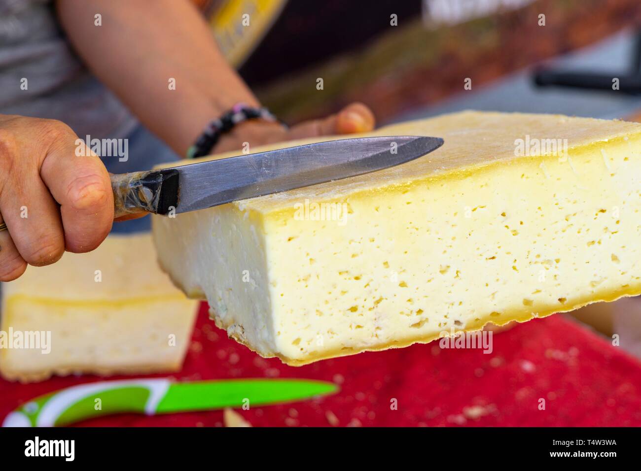 El queso tradicional, el mercado al aire libre, Barbastro, , cordillera de los Prepirineos, España. Foto de stock