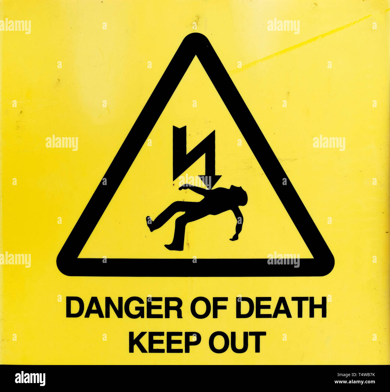 Peligro de muerte señal fuera de una subestación eléctrica, Inglaterra, Reino Unido. Foto de stock