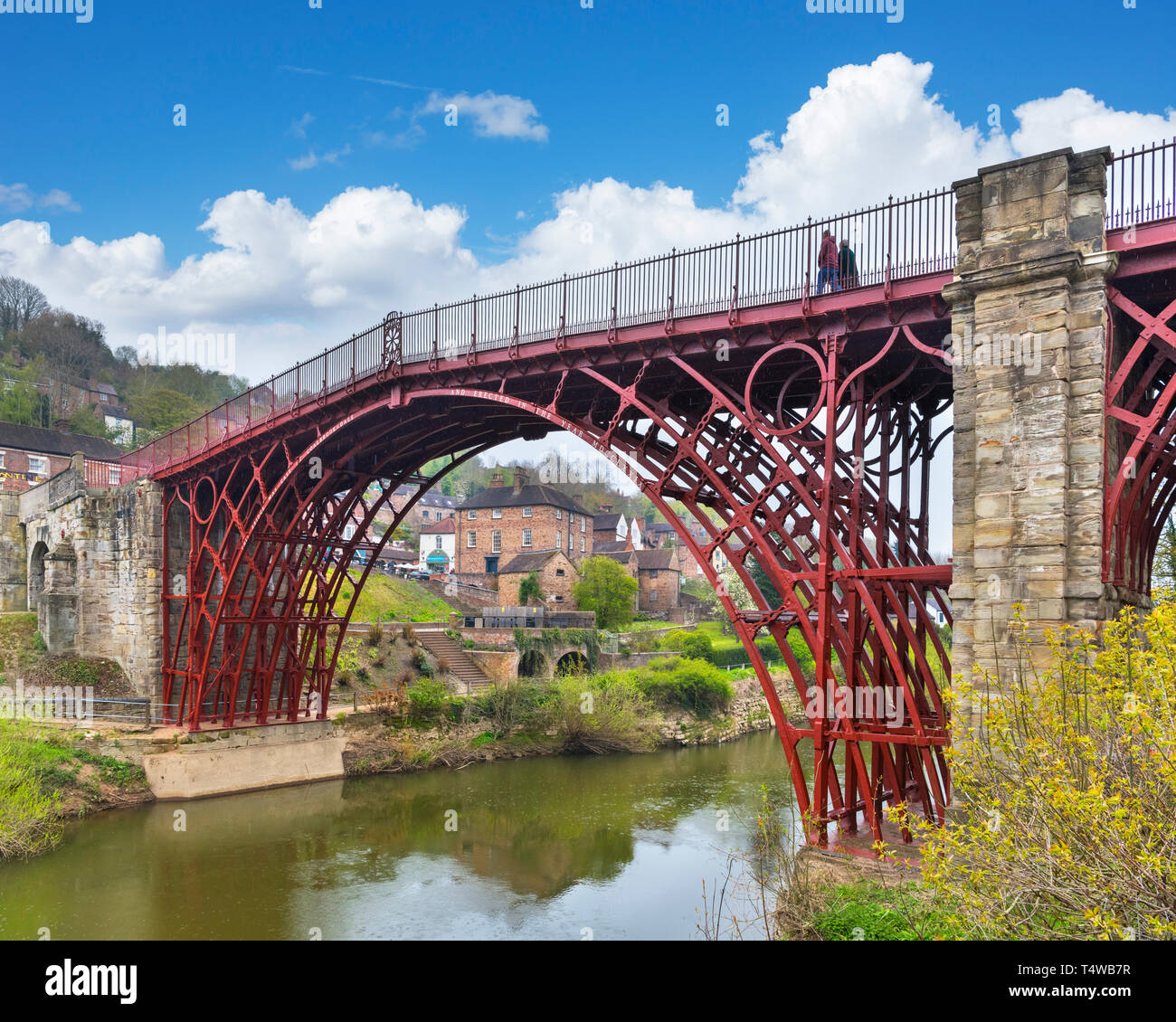 Ironbridge Gorge, Reino Unido. El histórico Puente de Hierro del siglo XVIII a través del río Severn, Ironbridge, Coalbrookdale, Shropshire, Inglaterra, Reino Unido. Foto de stock