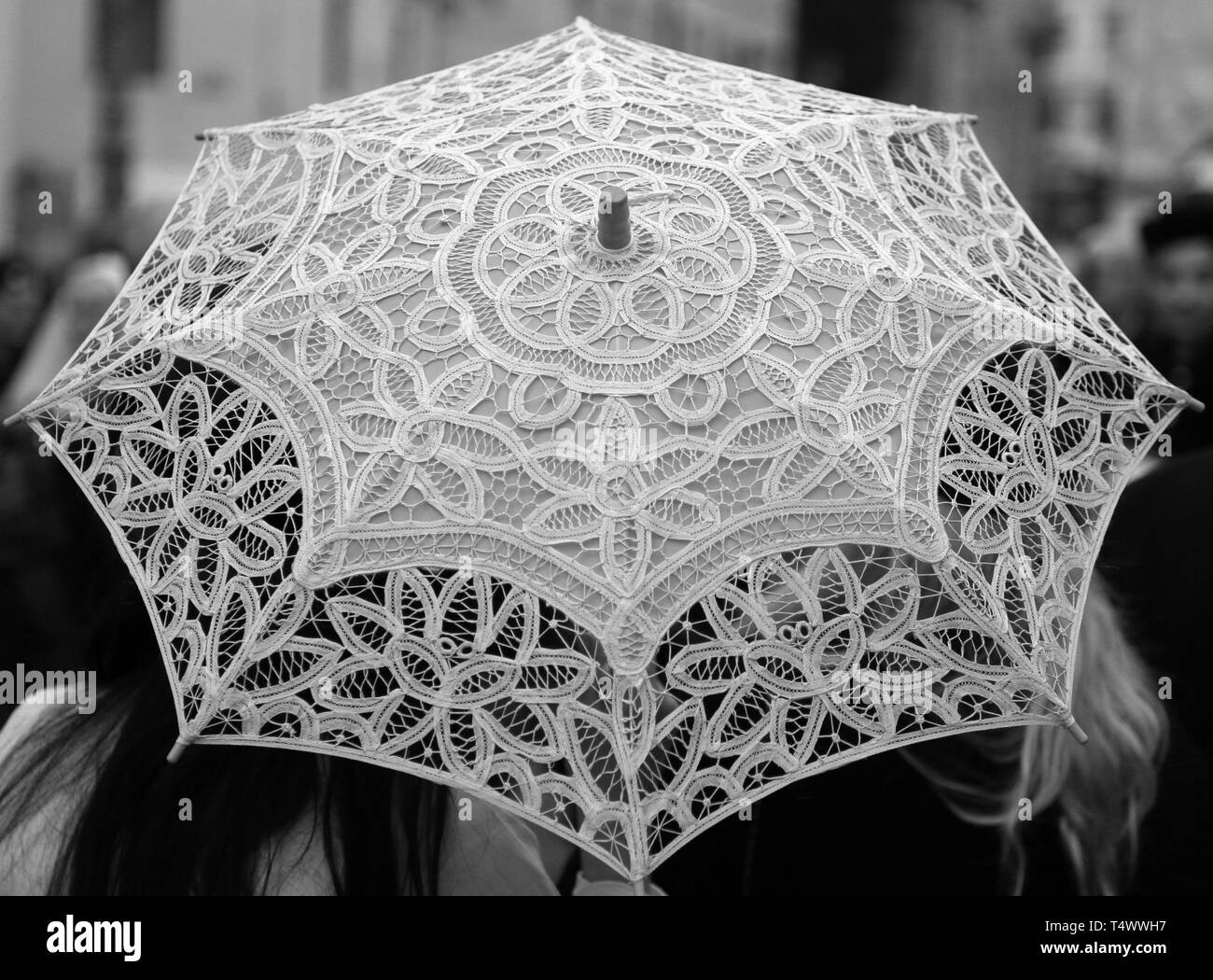 Canberra posponer Comenzar Antiguo paraguas para refugiarse del sol con decoraciones hechas con borde  de ganchillo con efecto antiguo en blanco y negro Fotografía de stock -  Alamy