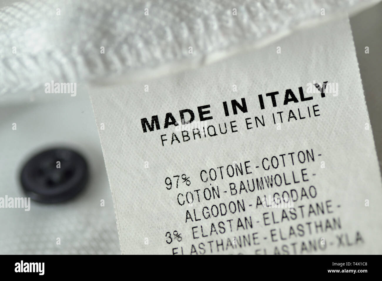 Made in italy label in clothing fotografías e imágenes de resolución -
