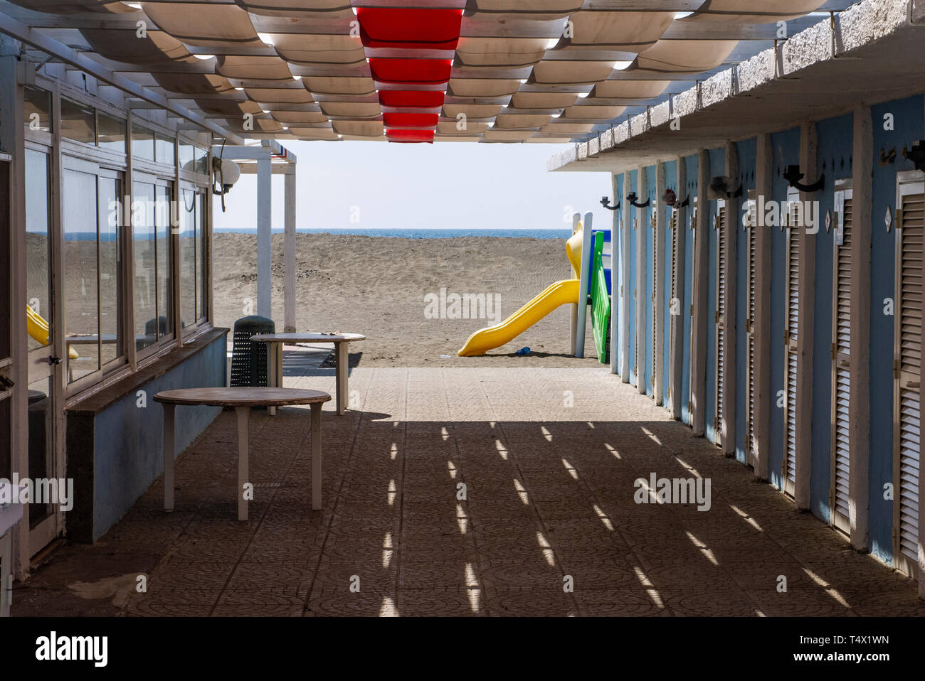 Italia, Lazio: establecimiento balneario en la costa del Lacio, esperando para comenzar la temporada de verano, con la playa y el Mar Tirreno en el backgroun Foto de stock