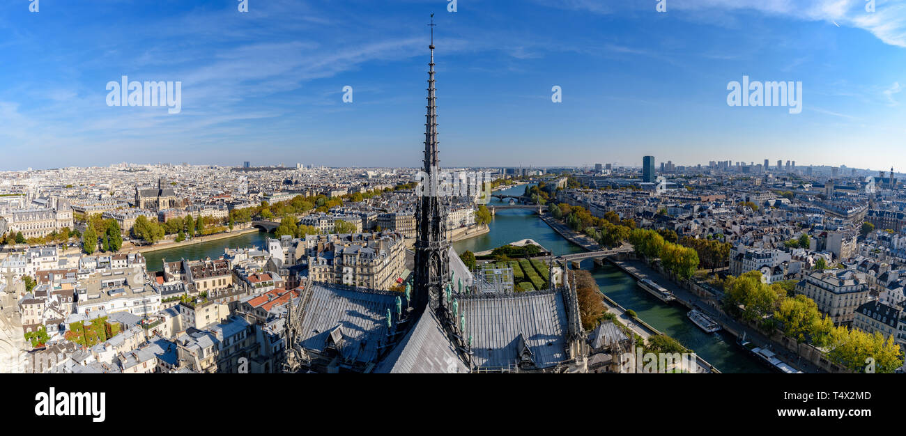 Vista de la torre central de la parte superior de la catedral de Notre Dame en París, Francia Foto de stock