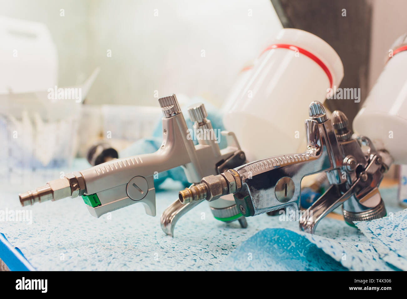 Pistola de pulverización sobre la mesa de madera. en auto service. Se  utiliza para el revestimiento y pintura industrial Fotografía de stock -  Alamy