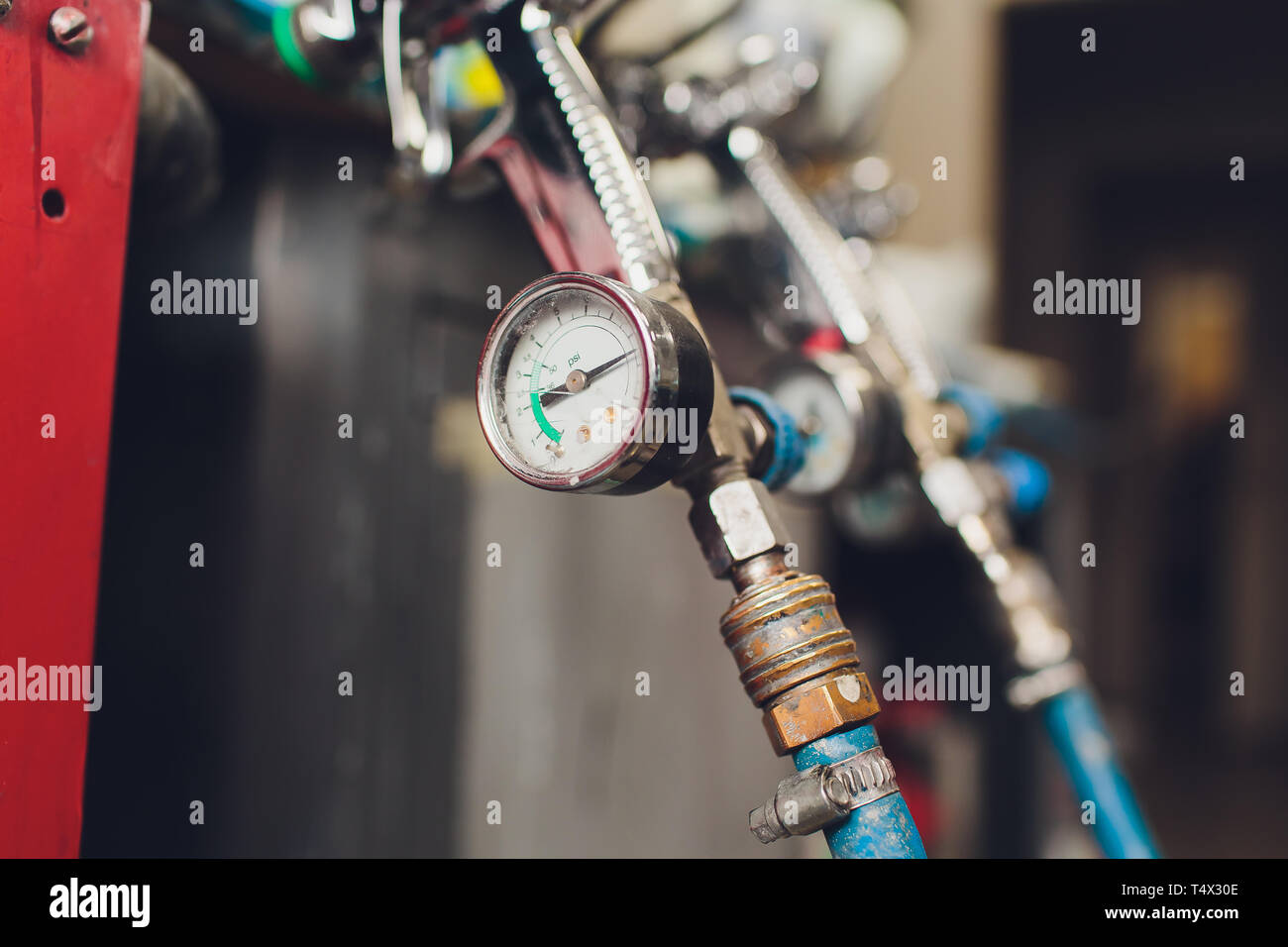 Pistola de pulverización sobre la mesa de madera. en auto service. Se  utiliza para el revestimiento y pintura industrial Fotografía de stock -  Alamy