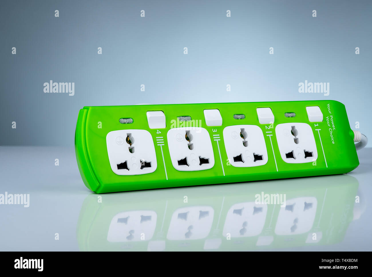 Alta calidad y seguridad regleta con cuatro sockets estándar eléctrico. Enchufe universal verde con protección de sobrecarga. Material resistente al fuego para Foto de stock