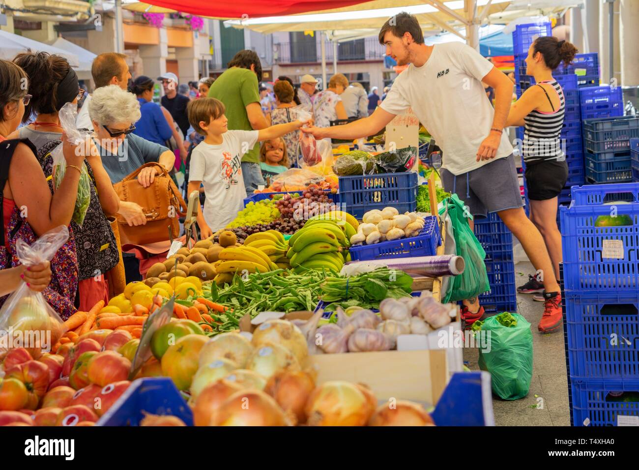 Mercado al aire libre, Barbastro, , cordillera de los Prepirineos, España. Foto de stock