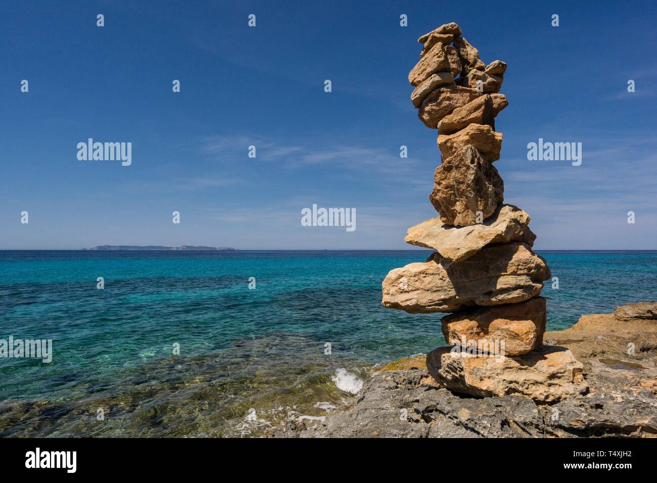 Piedras en equilibrio frente a la isla de Cabrera, punta des Milà, Ses Salines, Mallorca, Islas Baleares, España. Foto de stock