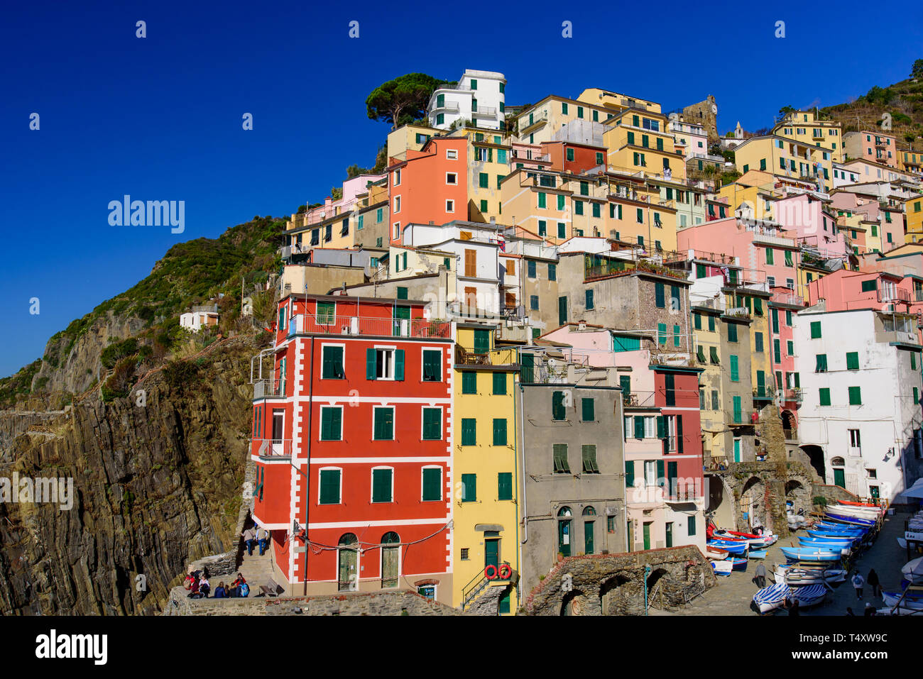 Riomaggiore, uno de los cinco pueblos mediterráneos en Cinque Terre, Italia, famosa por sus casas de colores Foto de stock