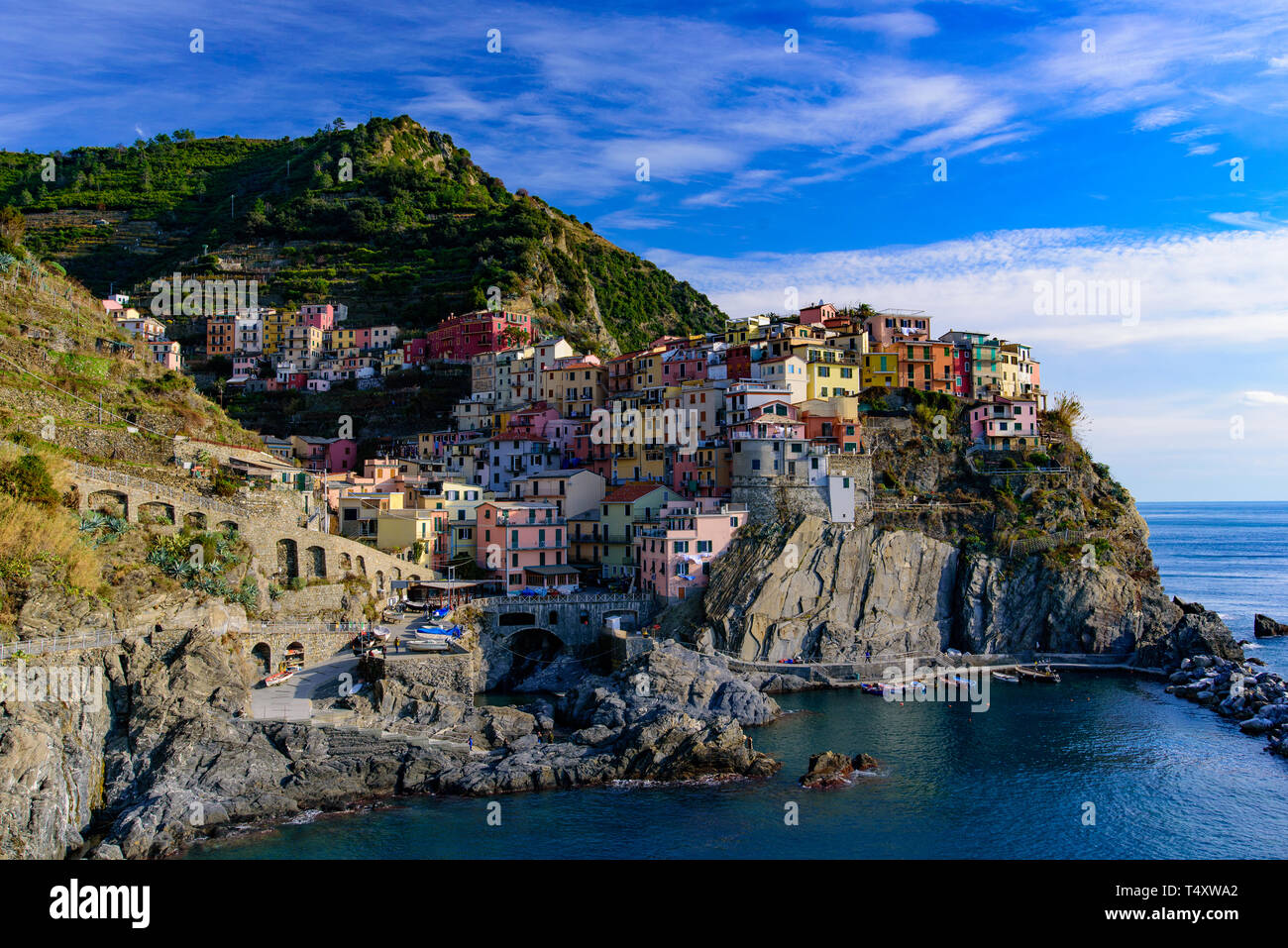 Manarola, uno de los cinco pueblos mediterráneos en Cinque Terre, Italia, famosa por sus casas de colores y el puerto Foto de stock