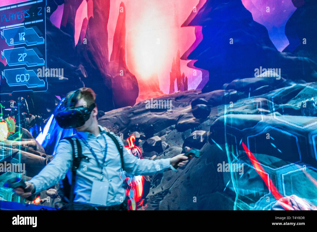 Un participante extranjero en el año 2019 China International Technology  Expo intenta VR equipamiento para juegos desarrollados por Tsinghua  Tongfang Fotografía de stock - Alamy