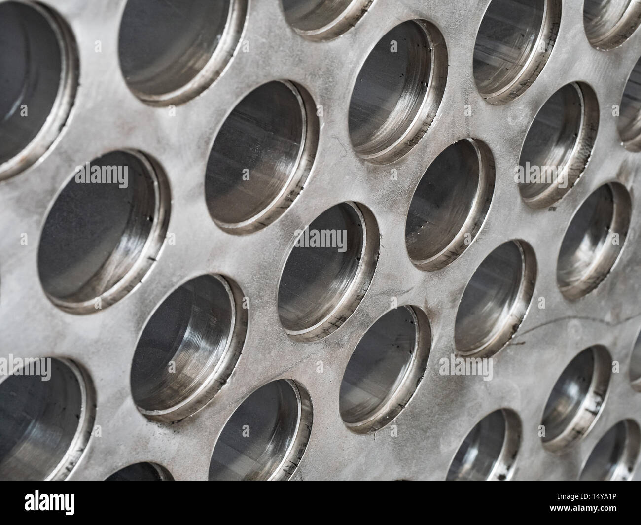 Detalle del intercambiador de calor industrial, un condensador, carcasa y tubo de acero inoxidable. Foto de stock