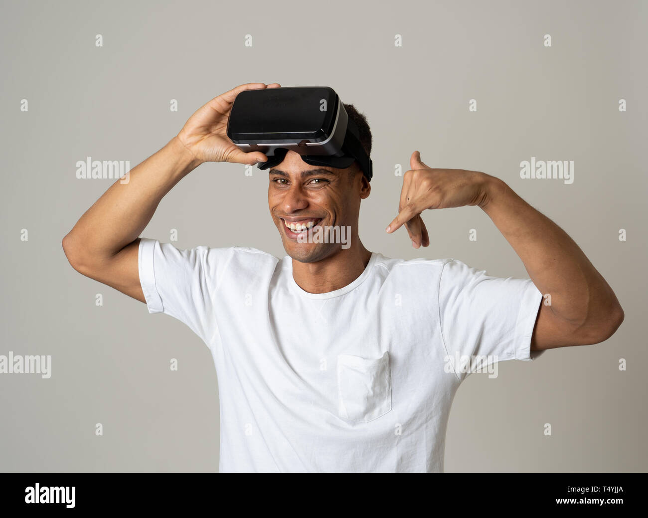 Experiencia de Realidad Virtual. Joven joven afroamericano encantados de  usar gafas VR sentirse entusiasmado acerca de simulación y explorar la vida  virtual. En N Fotografía de stock - Alamy