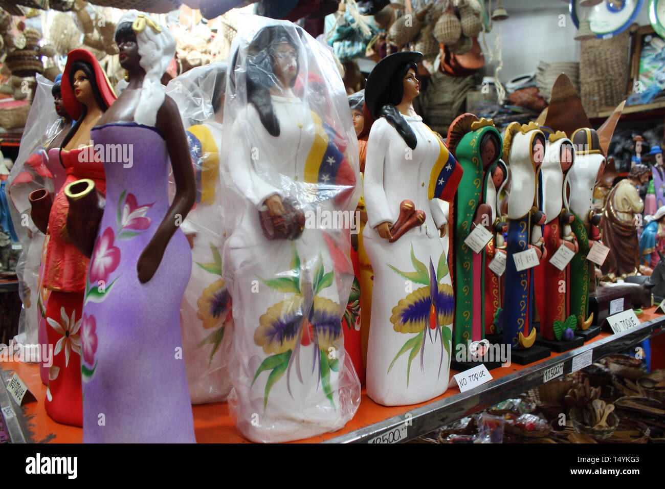 Mérida, Venezuela - 3 de mayo de 2017: muñecas de arcilla en una tienda de  regalos Fotografía de stock - Alamy