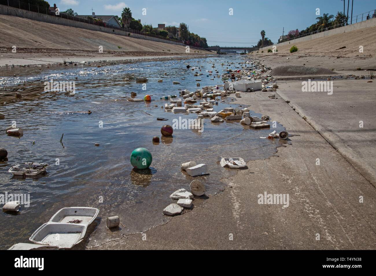 Basura y plástico en Ballona Creek Foto de stock