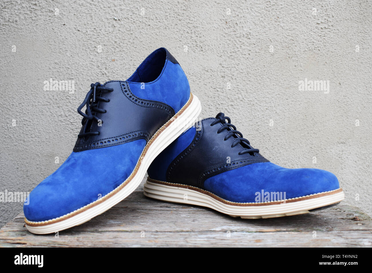 Zapatillas de color azul oscuro con una suela blanca sobre un fondo de  madera. Los zapatos de los hombres Fotografía de stock - Alamy