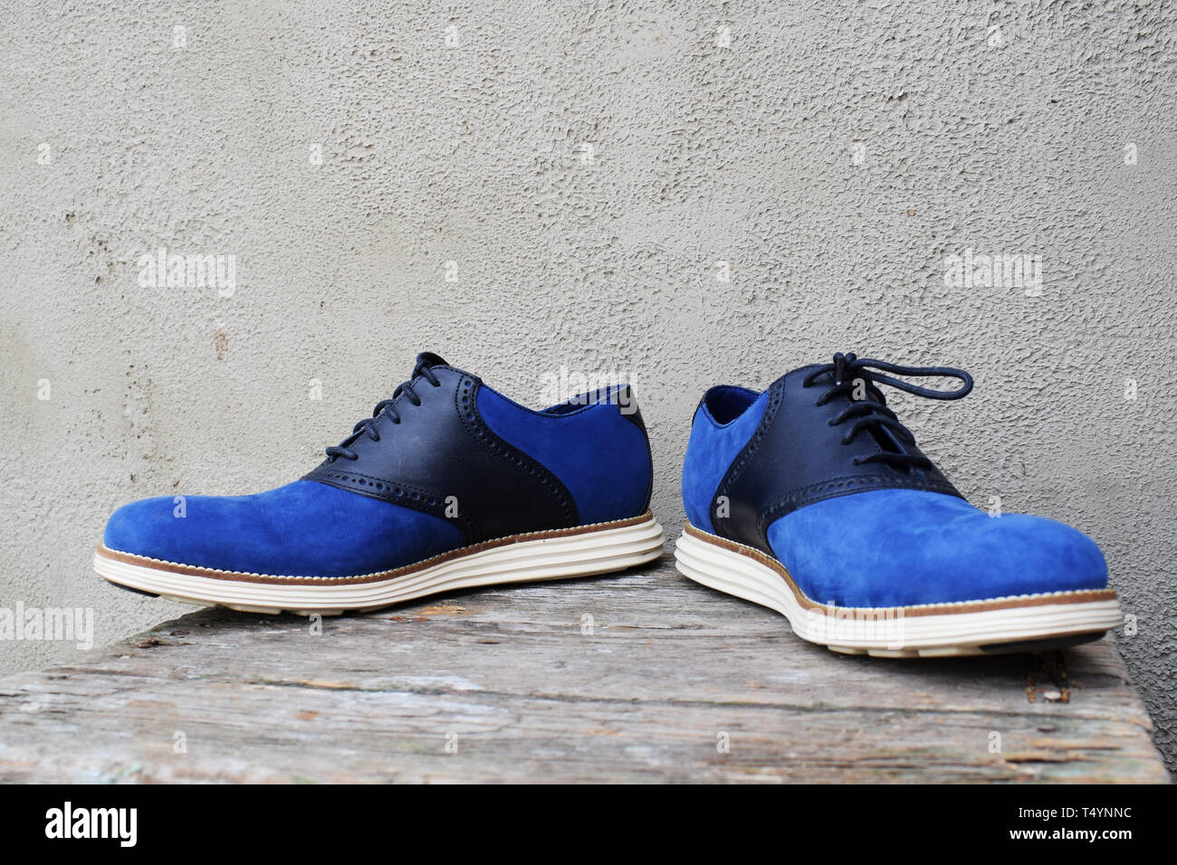 Zapatillas de color azul oscuro con una suela blanca sobre un fondo de  madera. Los zapatos de los hombres Fotografía de stock - Alamy