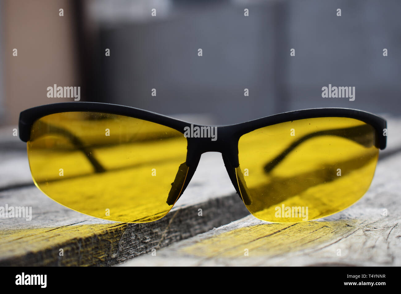 Gafas amarillas antirreflejos para el conductor con lentes de polímero  polarizadas en su caja Fotografía de stock - Alamy