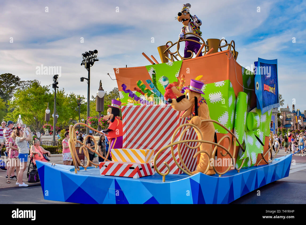 Orlando, Florida. Marzo 19, 2019. Goofy y Pluto de Mickey y Minnie la sorpresa del desfile de celebración en Walt Disney World . Foto de stock