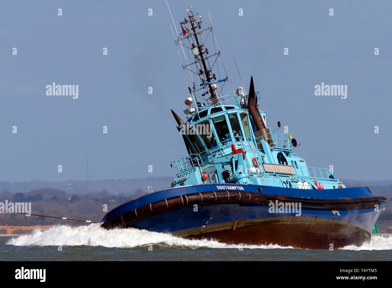 Debido,tow,servicios,tirado,lateralmente,hawser,cable,tractor,Schneider,Alimentación,sistema,Voith tractor remolcador,Southampton,Fawley, Refinería de Petróleo,el Solent, Cowes, Foto de stock