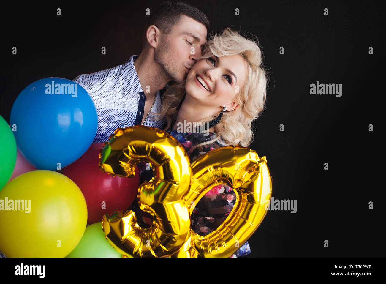 Pareja joven celebra su cumpleaños. Un hombre y una mujer en una fiesta de  cumpleaños Fotografía de stock - Alamy