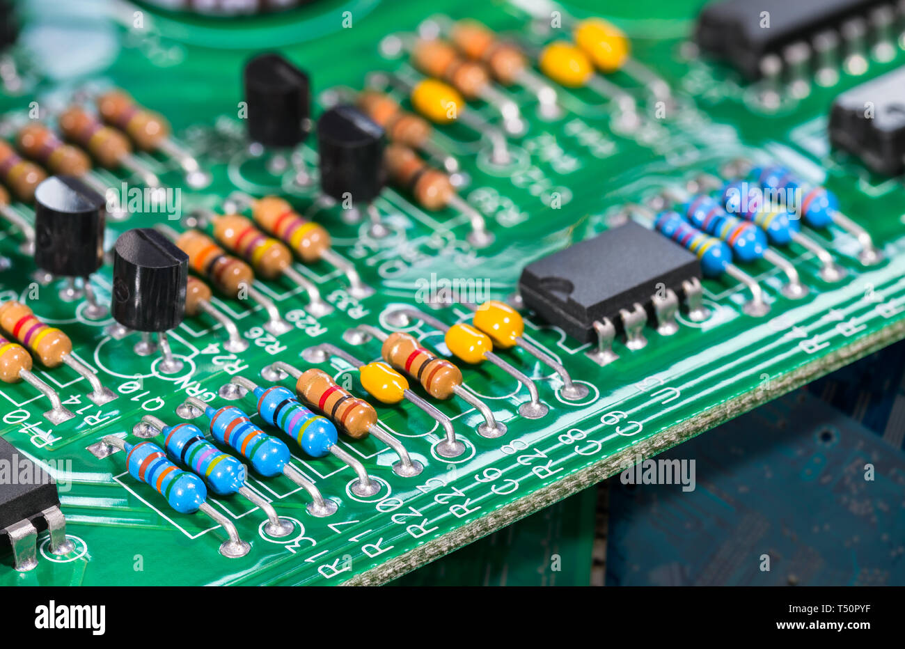 Componentes Electrónicos: Microcontroladores, Capacitores