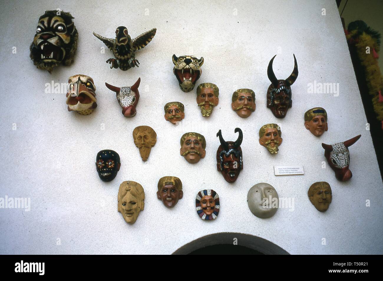 Vista de una colección de figuras antropomorfas zoomorfas y máscaras montado en una pared como parte de una pantalla asociada con el New York Worlds Fair, Flushing Meadows Park, Queens, Nueva York, junio de 1964. () Foto de stock
