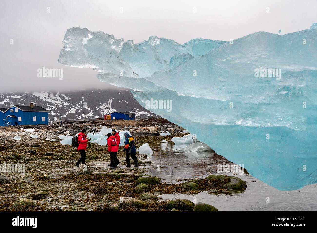 Formación de hielo esculpidos por el viento y la lluvia en las aguas costeras de Groenlandia occidental Foto de stock