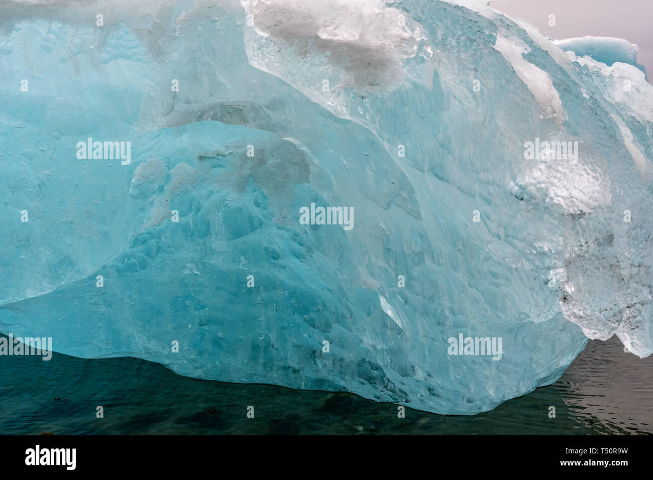 Formación de hielo esculpidos por el viento y la lluvia en las aguas costeras de Groenlandia occidental Foto de stock