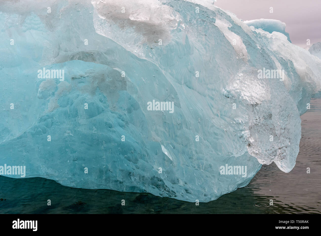 Formación de hielo esculpidos por el viento y la lluvia en las aguas costeras de Groenlandia occidental Foto de stock