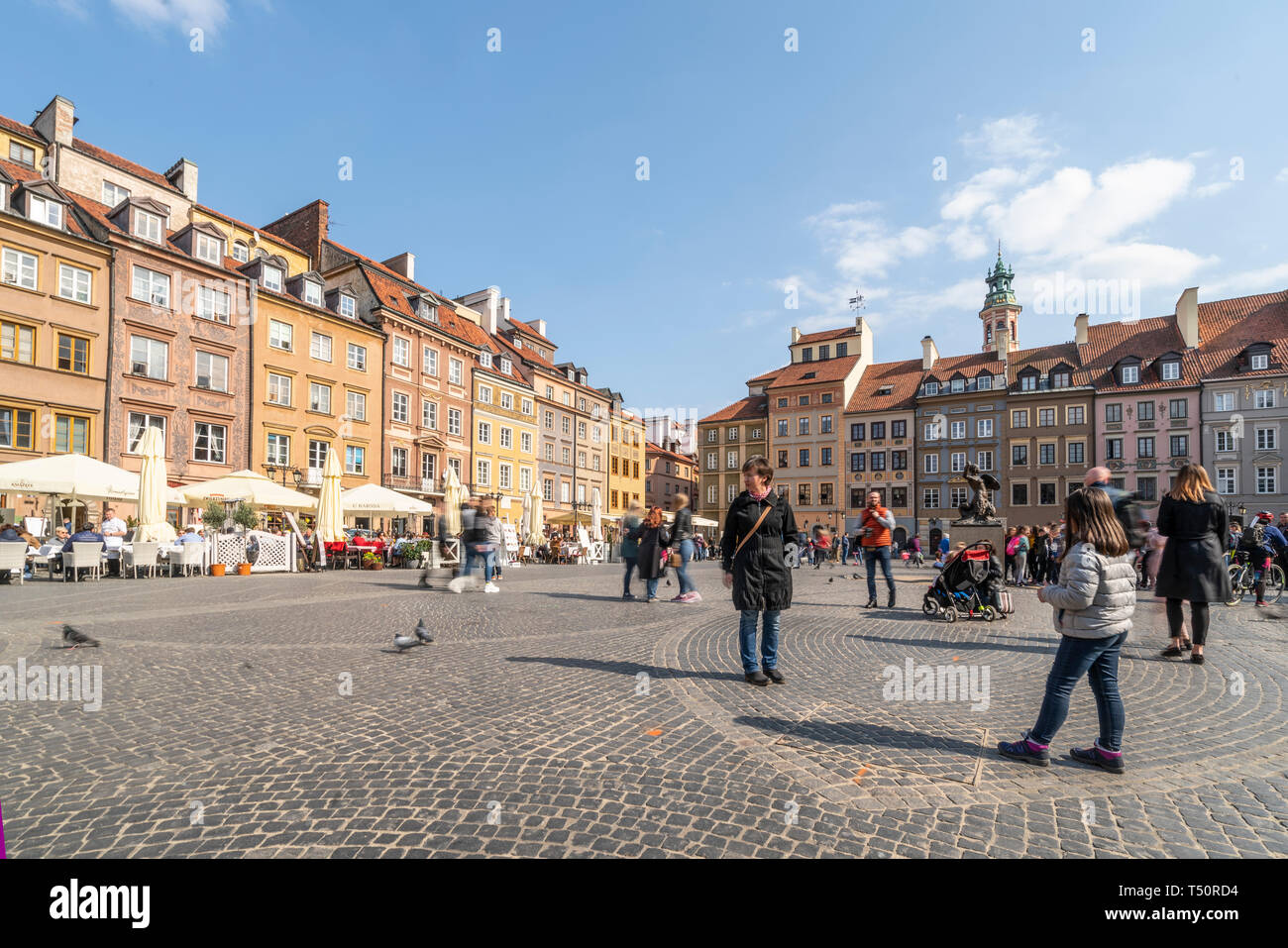 Varsovia, Polonia. Abril, 2018. Una vista panorámica de la plaza Rynek Starego Foto de stock