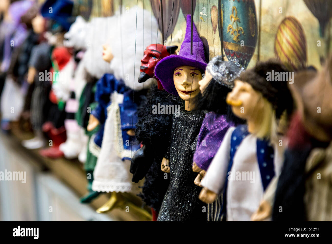 Muñecas de marionetas en la tienda de artículos fijos Scriptum Fine en Oxford, Reino Unido Foto de stock