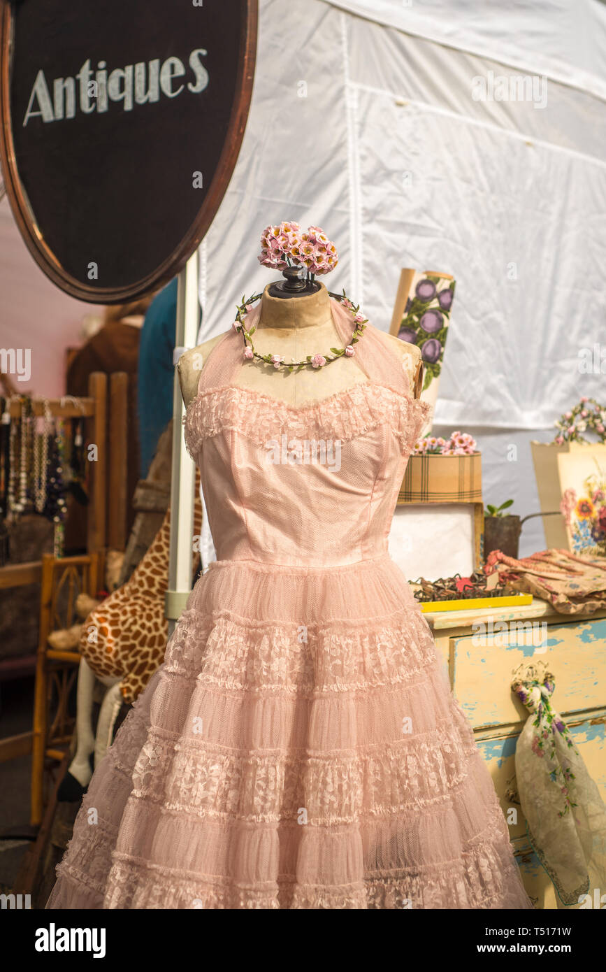 Rosa Vintage Prom vestido para la venta en un mercado de antigüedades Foto de stock