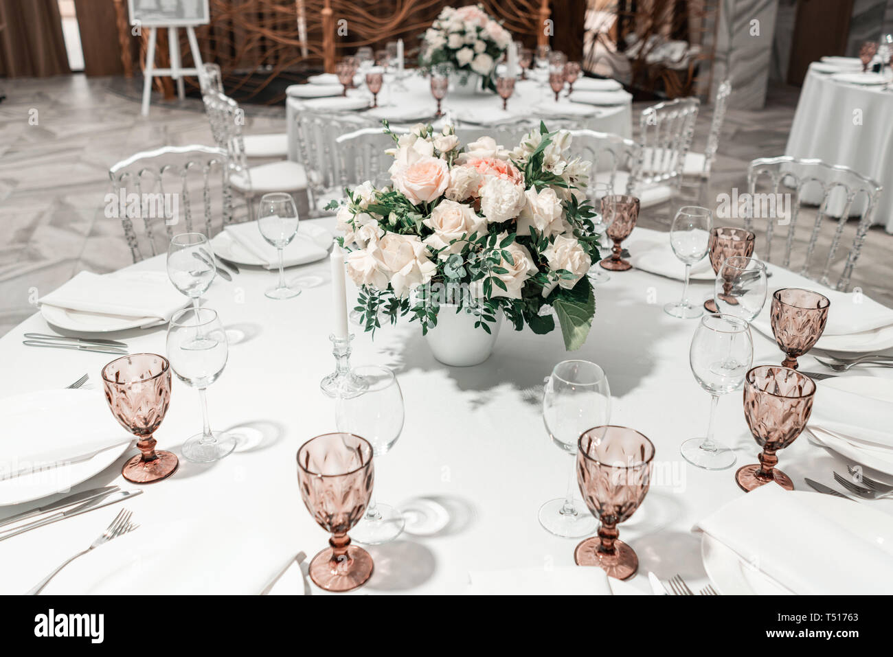 Arreglo de flores en el centro de la mesa. El interior del restaurante para  la cena de bodas, listo para los huéspedes. Mesa redonda sirvió. Catering  Fotografía de stock - Alamy