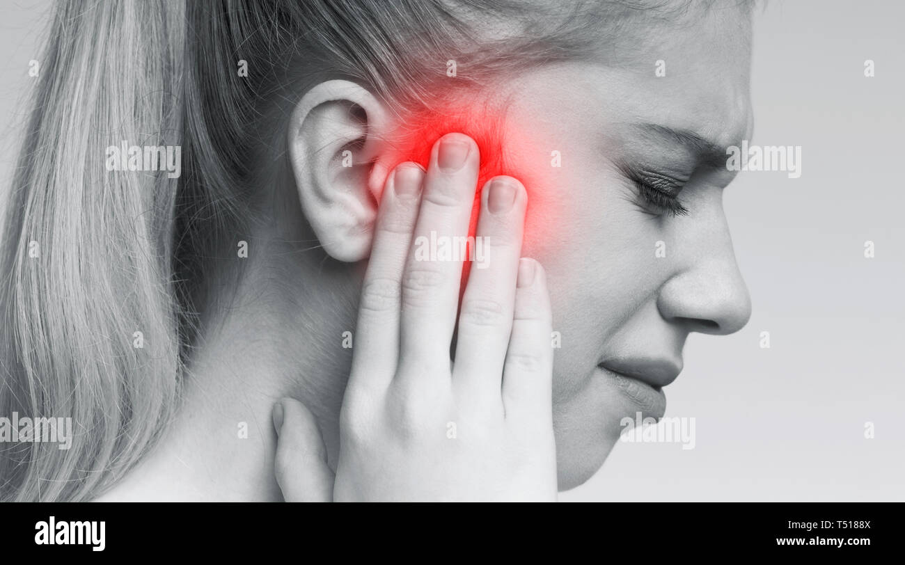 Closeup perfil de mujer enferma con dolor de oído Foto de stock