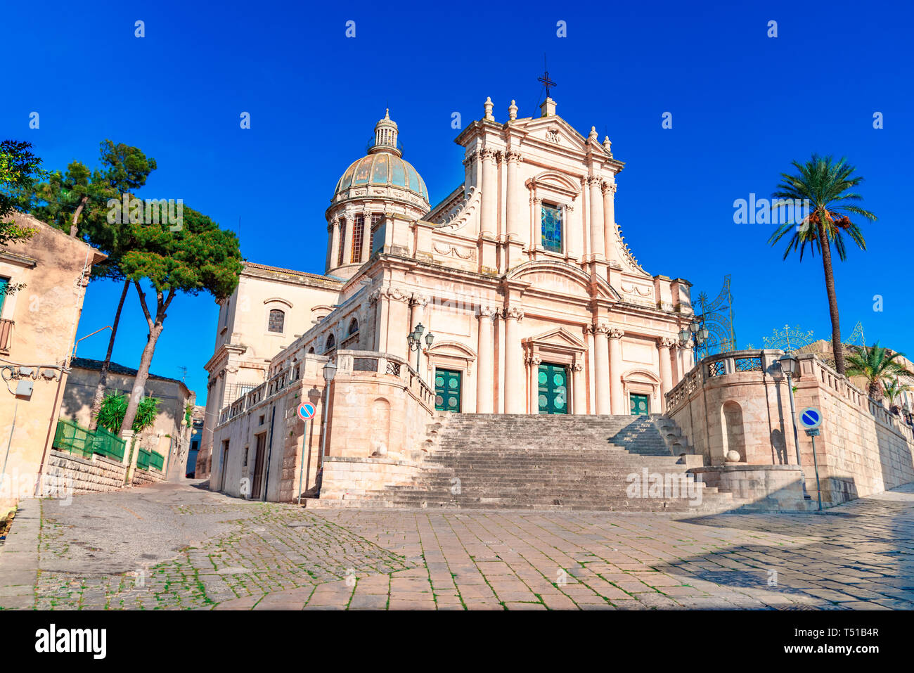 Comiso, isla de Sicilia, Italia: la neoclásica Iglesia de la Anunciación, siglo XVI, en la isla de Sicilia, Italia Foto de stock