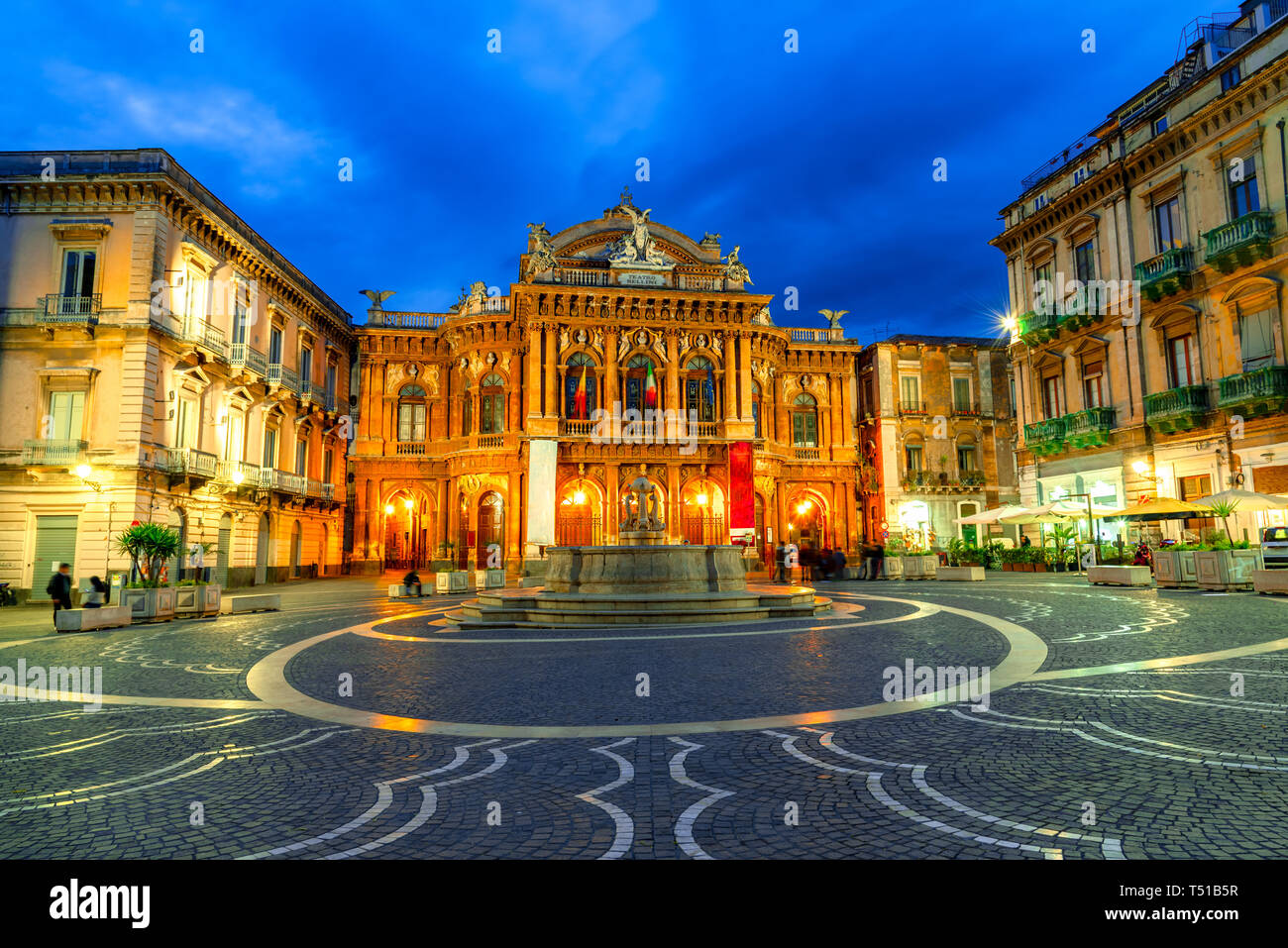Isla de Catania, Sicilia, Italia: la fachada del teatro Massimo Bellini y la fuente para la iluminación nocturna. Foto de stock