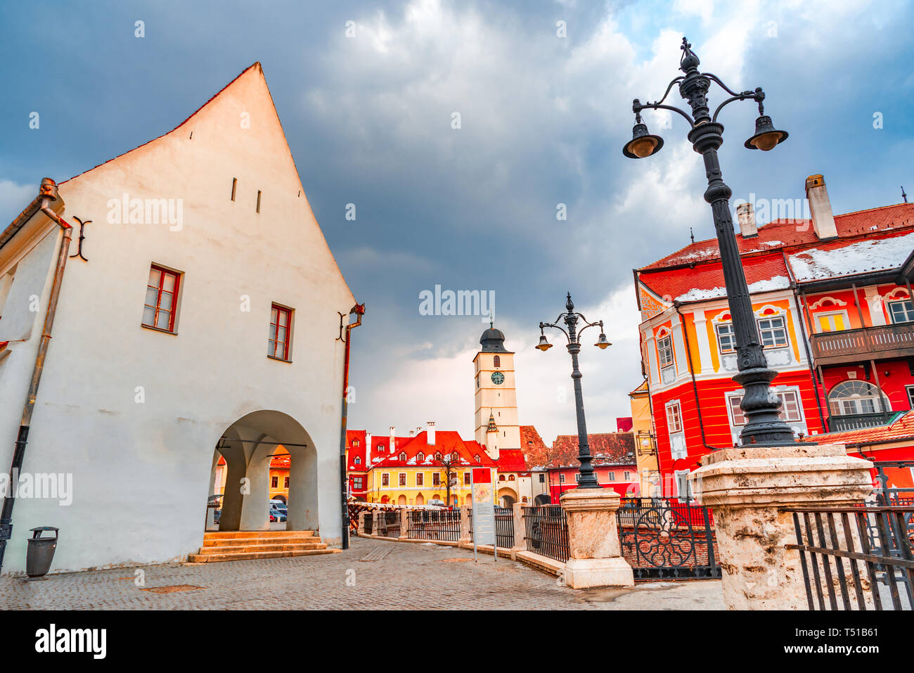 Sibiu, Rumania - la plaza Lesser y Torre del Consejo ,ciudad sajona transilvana, uno de los hitos de Rumania Foto de stock