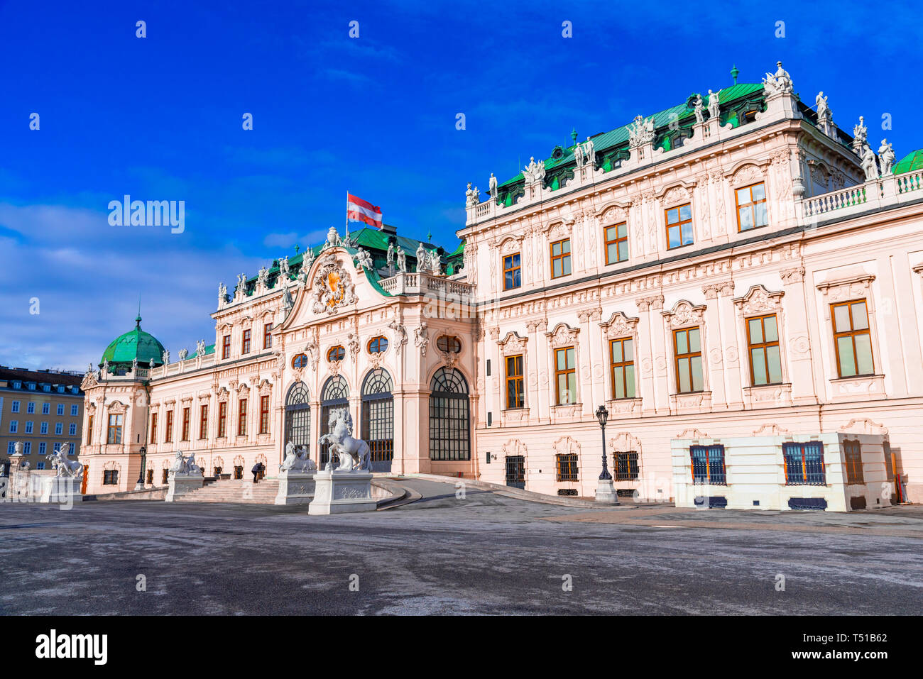 Viena, Austria: hermosas vistas del famoso Palacio Belvedere o Belvedere Superior en un hermoso día de primavera Foto de stock