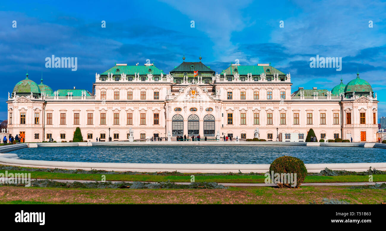 Viena, Austria: hermosas vistas del famoso Palacio Belvedere o Belvedere Superior en un hermoso día de primavera Foto de stock