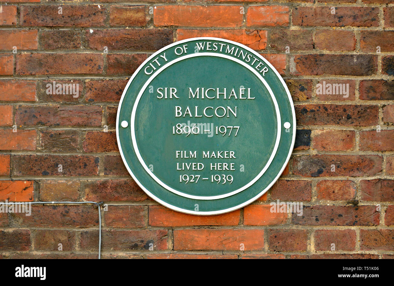 Londres, Inglaterra, Reino Unido. Placa Verde conmemorativo: Sir Michael Balcon (1890-1977) cineasta vivió aquí, 1927-1939. 57A Tufton Street (1997) Foto de stock