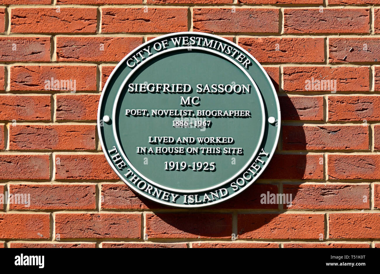 Londres, Inglaterra, Reino Unido. Placa Verde conmemorativo: Siegfried Sassoon MC, poeta, novelista, biógrafo (1886-1967) vivió y trabajó en una casa en este sitio Foto de stock