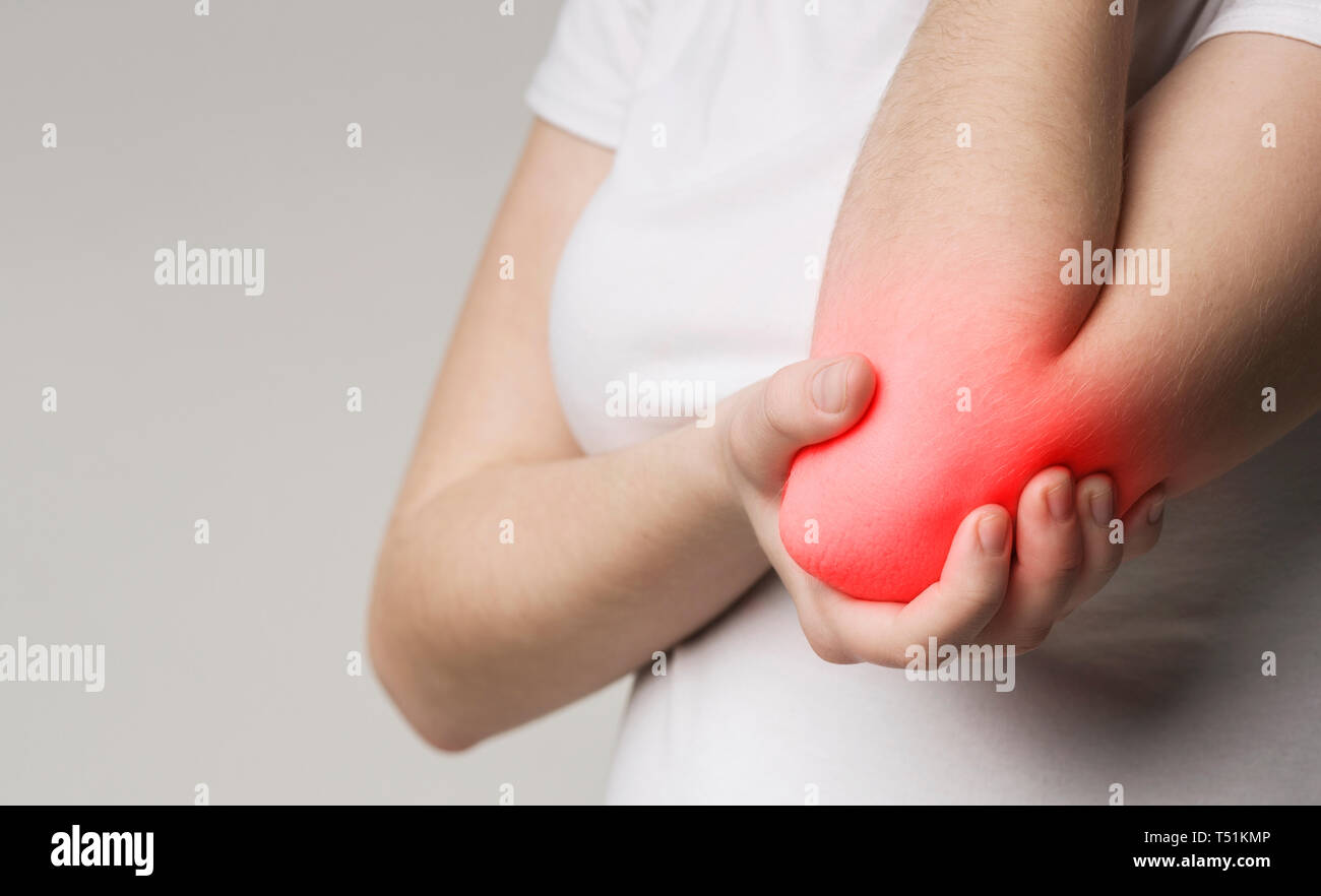 Primer plano de una mano femenina con rojo inflamado el codo. Dolor en el  brazo y lesiones, panorama Fotografía de stock - Alamy