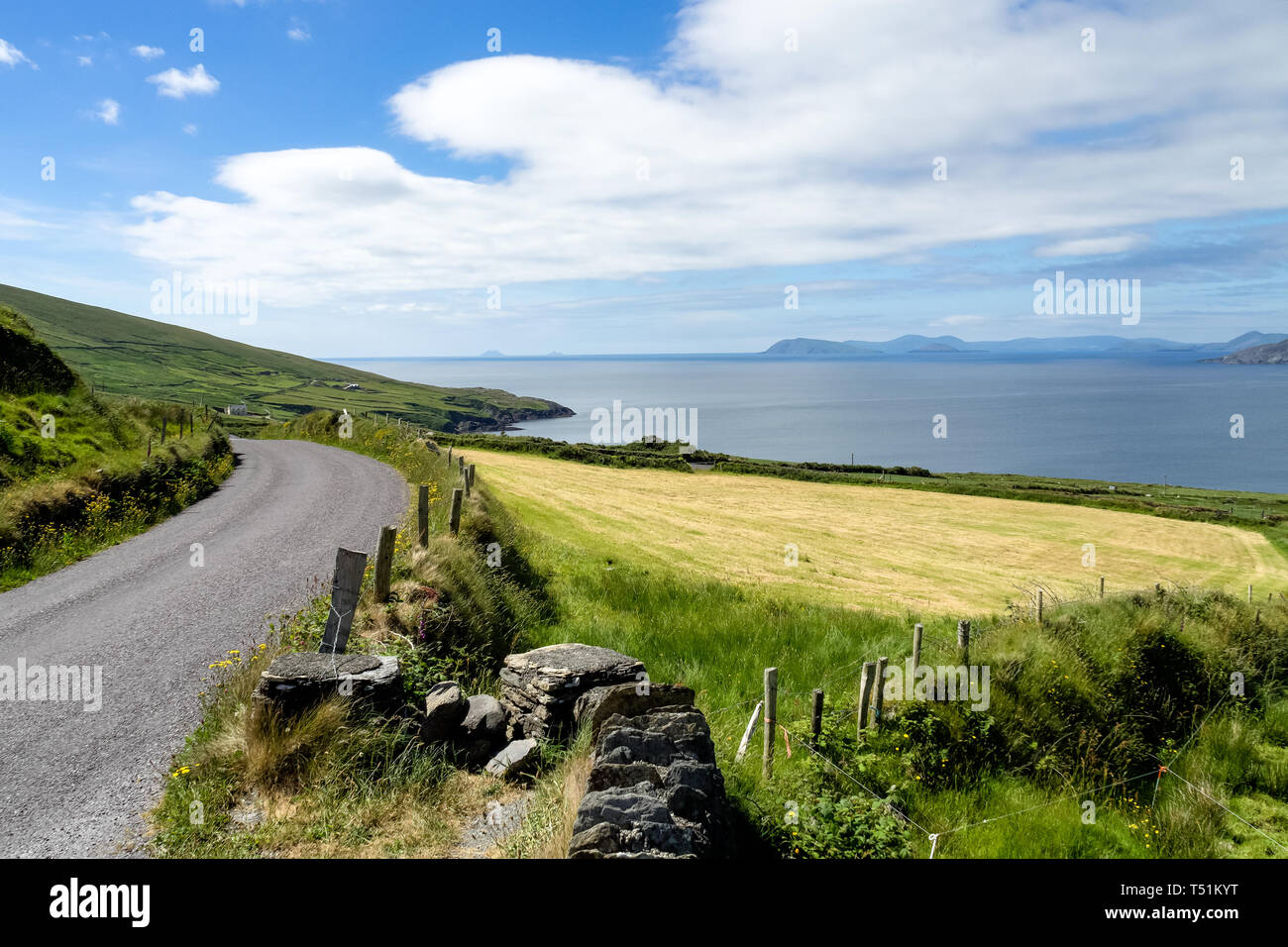 La vista horizontal en el oeste de Kerry, la península de Beara, popular destino vacacional en Irlanda para escapadas de fin de semana unidades familiares en carretera. Rodeado por N Foto de stock
