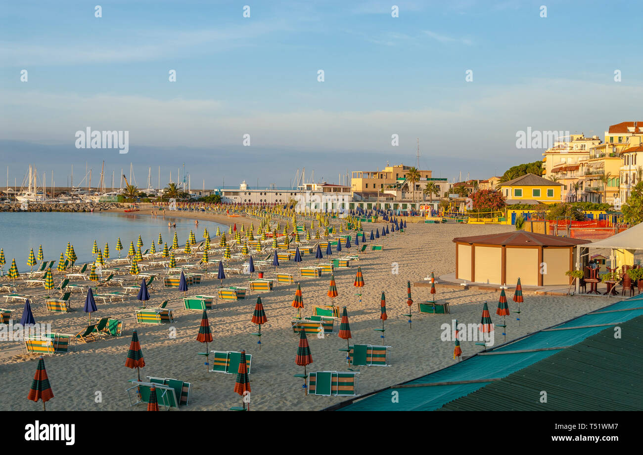 Playa de San Remo, en la costa de Liguria, al noroeste de Italia | Strand von San Remo, Ligurien, Nordwestitalien Foto de stock