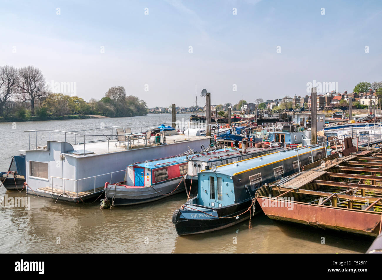 Una mezcla de casas-botes & narrowboats en residencial esperanza amarres en muelle sobre el Río Támesis en Hammersmith Foto de stock